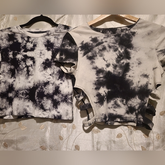Tops - Lot of 2 NWOT blk + wt tye dye crop tops SZ Med 🖤